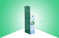 Η πράσινη λαϊκή επίδειξη χαρτονιού για το εμφιαλωμένο καθαρό νερό, στέκεται επάνω την επίδειξη χαρτονιού