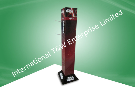 Καλή τιμή. Το πρόσωπο τέσσερα παρουσιάζει περιστρεφόμενες στάσεις επίδειξης χαρτονιού με τον πλαστικό γάντζο στο ρολόι παιδιών της Disney σε απευθείας σύνδεση